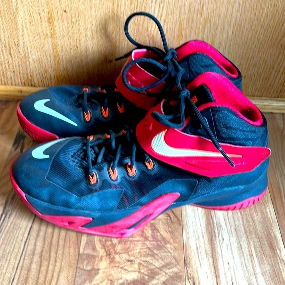 Nike youth 7 Lebron Soldier 8 VIII Zoom sneakers Tennies shoes red black mid top